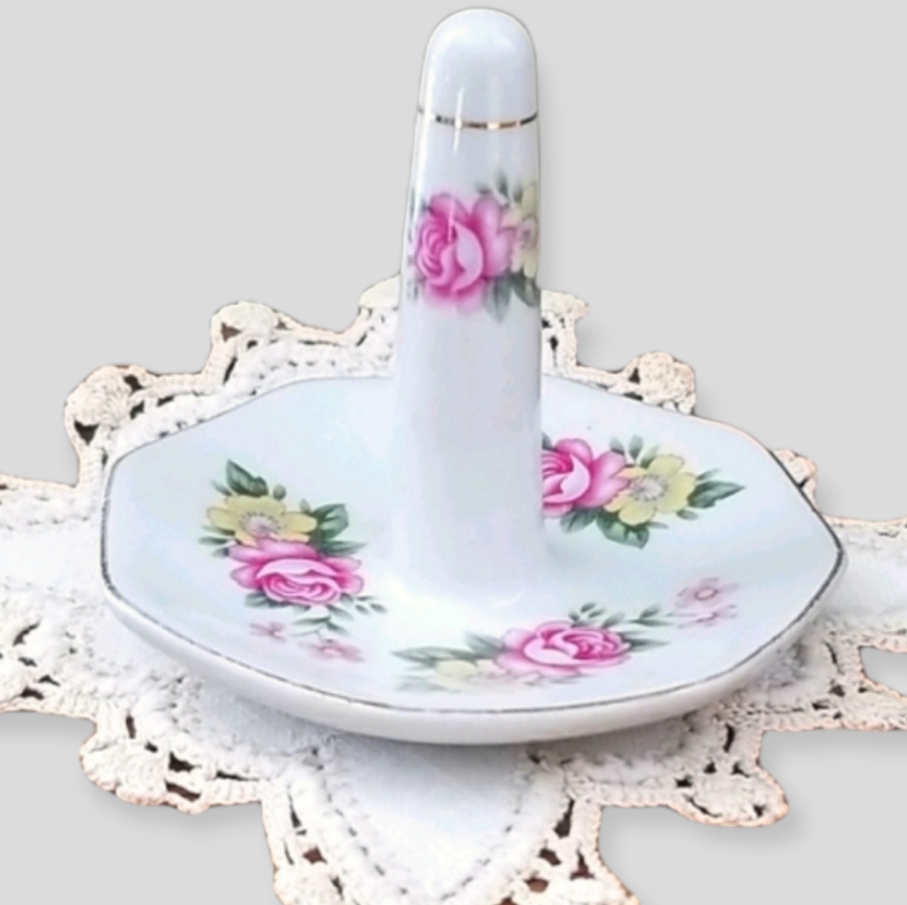 Vintage Gold Metallic Trim China Flower Print Ring Holder Display